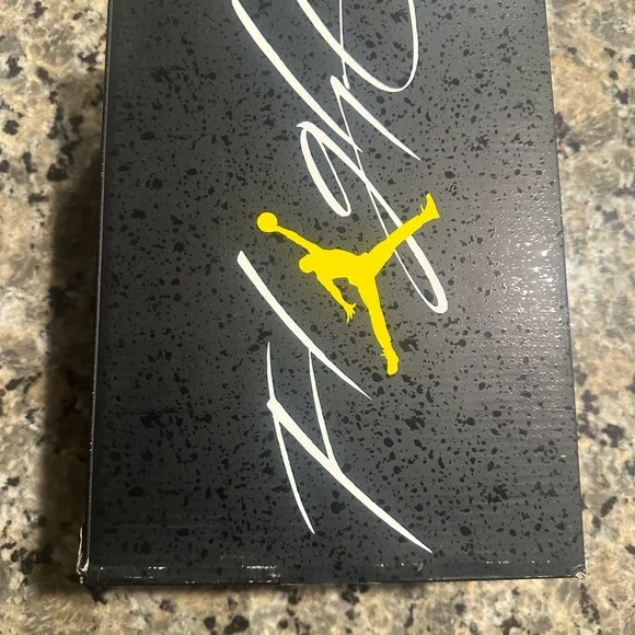 Jordan 4 retro (GS) size 4Y. BRAND NEW NEVER EVER WORN NOT EVEN TRIED ON